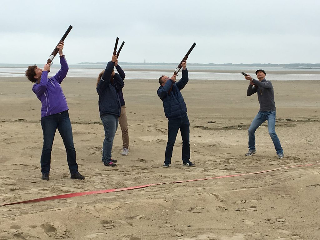 Wollten Sie schon immer mal mit Laser-Tontauben schießen? Bei Unique Outings können Sie das!
