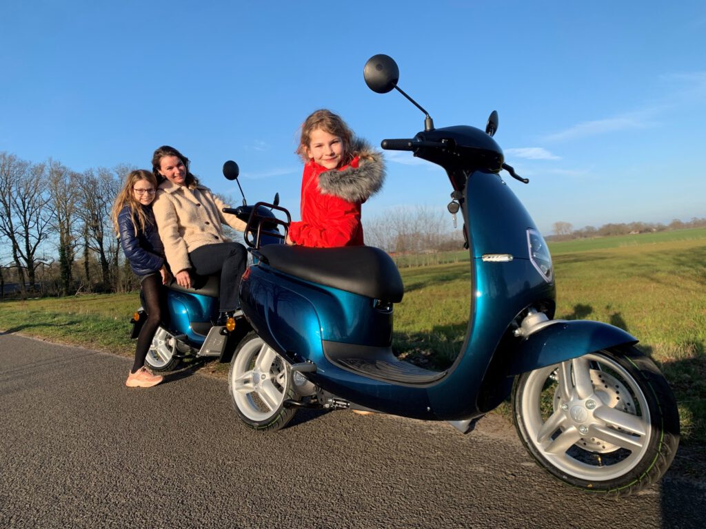 Familie auf Motorroller  