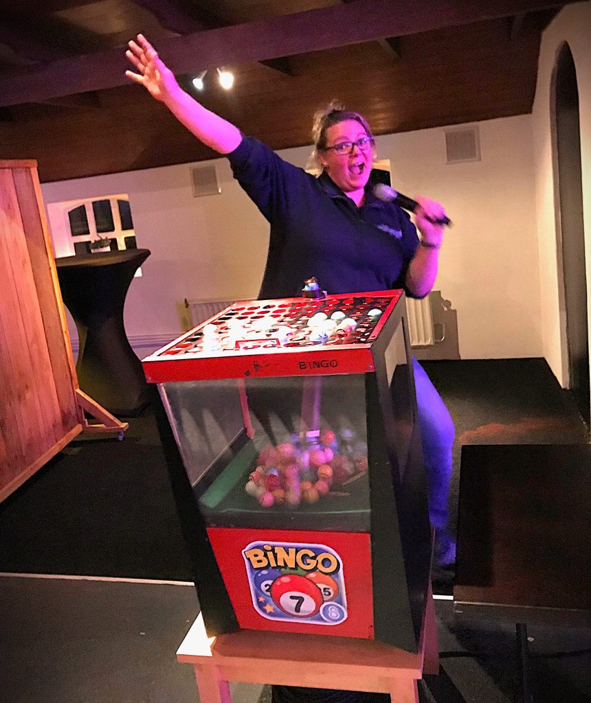 Onze presentator maakt van elke bingo een feestje