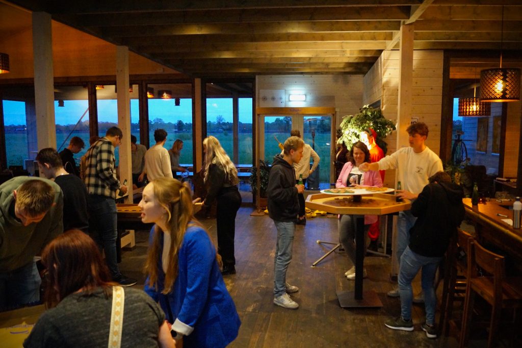 Indoor zeskamp met oud Hollandse houten spellen