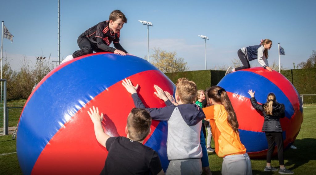 Reuzebal bij een zeskamp.