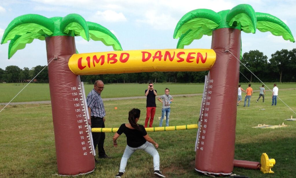 Limbodansen met de opblaasbare stellage van Unieke Uitjes