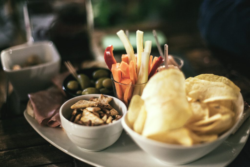 Knabbereien/Chips auf dem Tisch